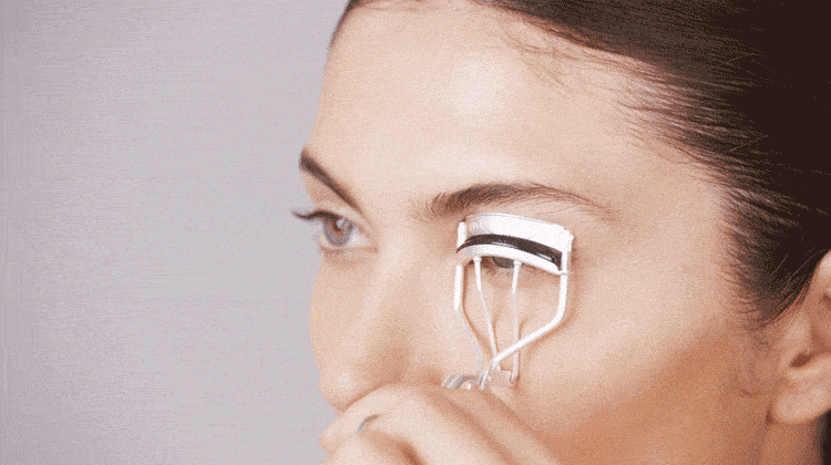 model using curl 60 degree lash curler